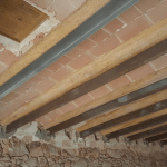 VIGAS CON REFUERZOS METALICOS, DESCUBIERTA DE PARED Y TRATADA POSTERIORMENTE
